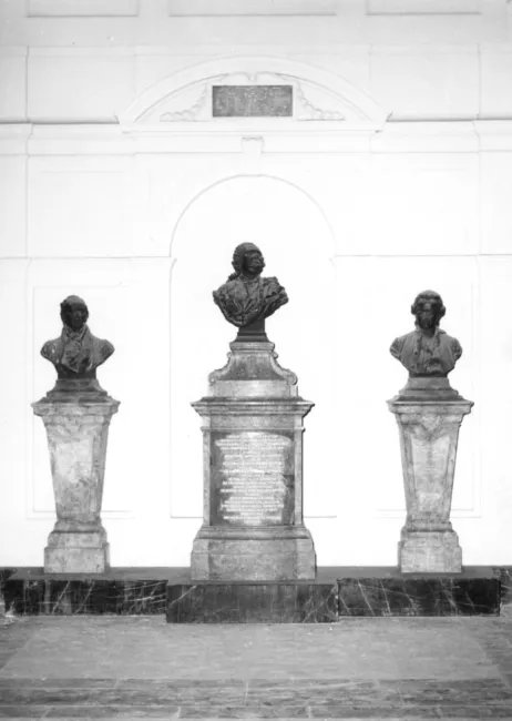 Denkmalsgruppe für Gerard van Swieten (Mitte), Nikolaus Freiherr von Jacquin und Jan Ingen-Housz im Arkadenhof der Universit…