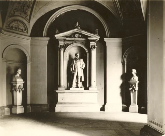 Denkmalgruppe für Leo Graf von Thun-Hohenstein (Mitte), Franz Exner (links) und Hermann Bonitz (rechts) im Arkadenhof der Un…