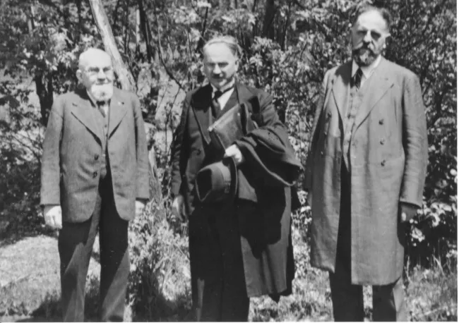 Die Professoren Gustav Entz und Richard Hoffmann sowie der evangelische Bischof Hans Eder bei einer Studentenwanderung im Wi…