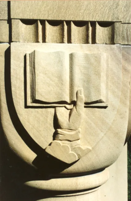 Wappen der Universität Wien im „Great Court“ der University of Queensland (Australien)