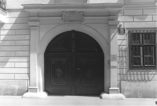 Der Eingang zum ehemaligen Universitätshaus (Domus antiqua)/„Alte Burse“, Sonnenfelsgasse 19