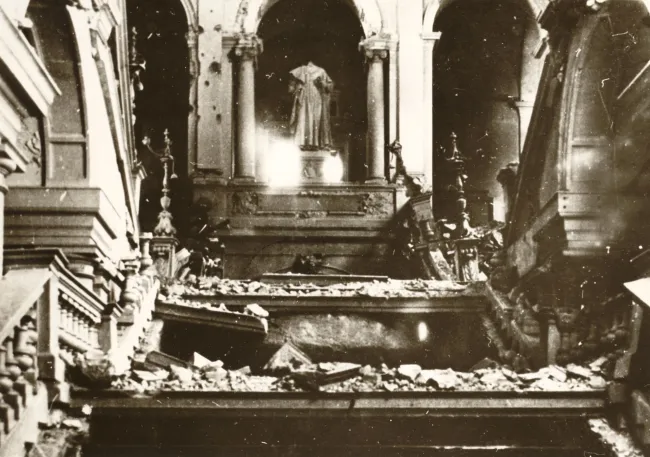 Die durch Bombenschäden zerstörte „Juristenstiege“ im Hauptgebäude der Universität Wien