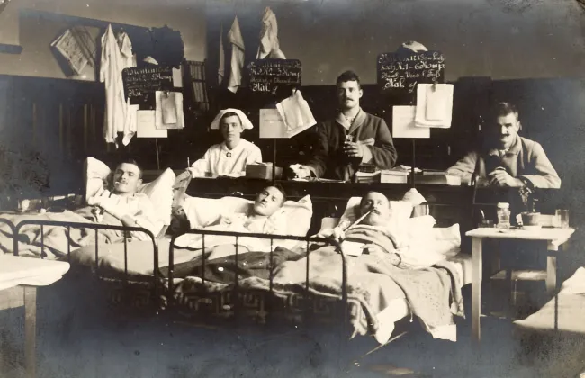 Ein Hörsaal als Krankenzimmer für verwundete Soldaten, Hauptgebäude der Universität Wien, 1914