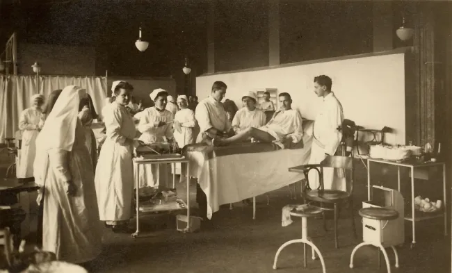 Ein Hörsaal als Operationssaal für verwundete Soldaten, Hauptgebäude der Universität Wien, 1914/15