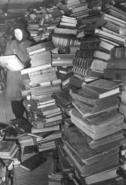 Rückführung der Bücher der Universitätsbibliothek ins Hauptgebäude