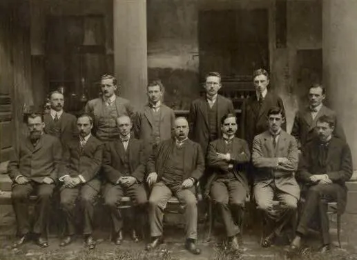 Mitglieder des II. Chemischen Laboratoriums zwischen 1910 und 1915, aufgenommen in der Loggia des 1. Chemischen Instituts („…