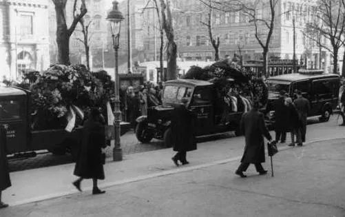 Trauerfeier für den im Amt verstorbenen Rektor Wilhelm Czermak: Trauerzug zum Dornbacher Friedhof vor der Universität