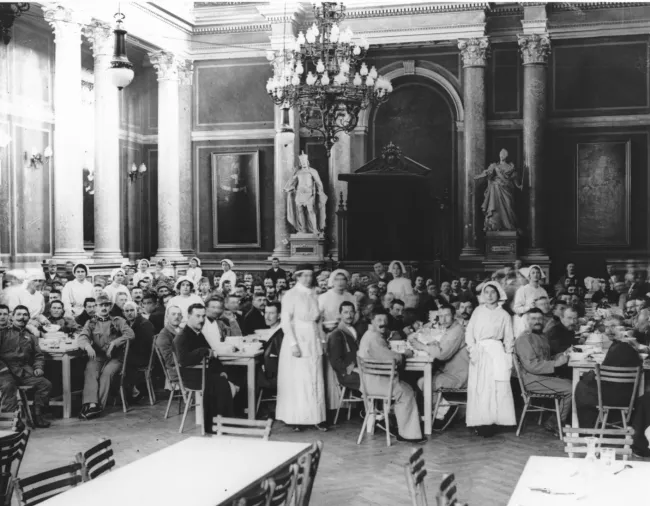 Der große Festsaal im Hauptgebäude der Universität Wien als Speisesaal des Kriegslazaretts, 1914–1916