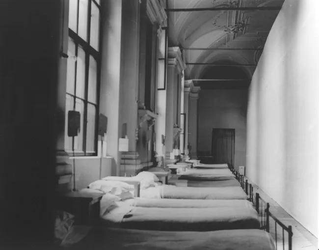 Ein Gang im Hauptgebäude der Universität Wien mit Krankenbetten für verwundete Soldaten, 1914–1916