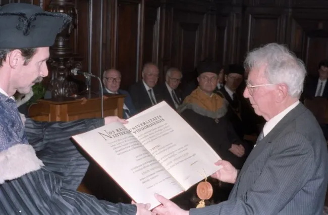 Verleihung des Ehrendoktorats der Universität Wien an Viktor Frankl, Überreichung des Ehrendoktordiploms durch Giselher Gutt…