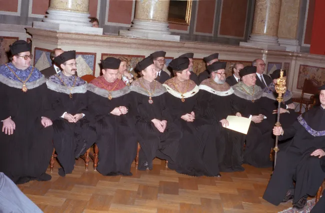 Dekane und Rektor bei der Ernennung von Hans Mayr und Helmut Zilk zu Ehrensenatoren der Universität Wien