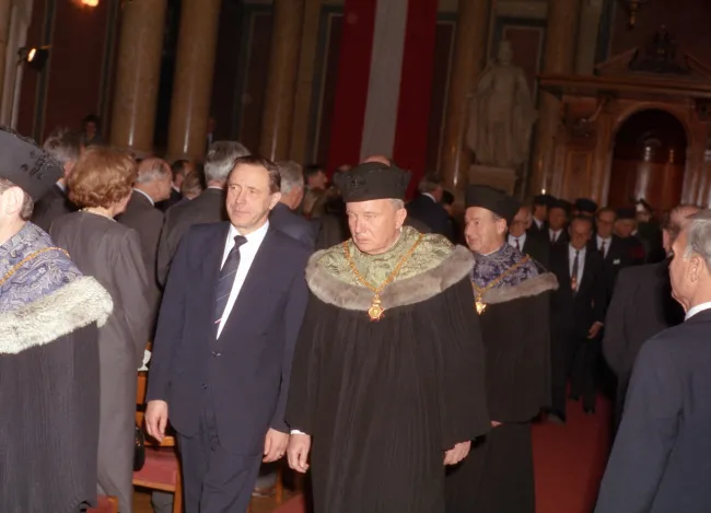 Universitätsdirektor Franz Skacel und Dekan Otto Kraupp bei der Ernennung von Hans Mayr und Helmut Zilk zu Ehrensenatoren de…