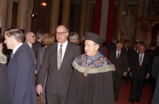 Dekan Wilhelm Fleischhacker bei der Ernennung von Hans Mayr und Helmut Zilk zu Ehrensenatoren der Universität Wien, 1991