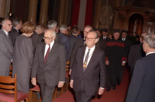 Altrektor Wilhelm Holczabek (mit dem Rektorserinnerungszeichen) bei der Ernennung von Hans Mayr und Helmut Zilk zu Ehrensena…