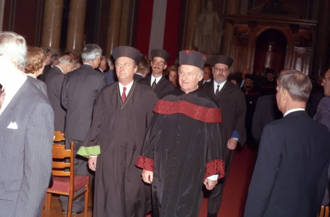 Senatsmitglied Jörg Hoyer bei der Ernennung von Hans Mayr und Helmut Zilk zu Ehrensenatoren der Universität Wien