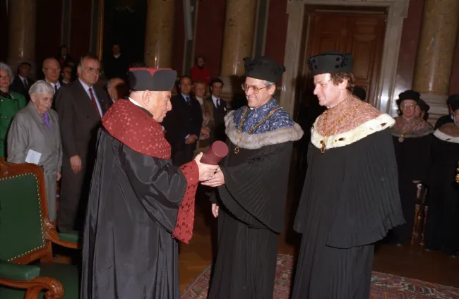 Teddy Kollek bei der Verleihung des Ehrendoktorats durch Franz Römer und Rektor Alfred Ebenbauer