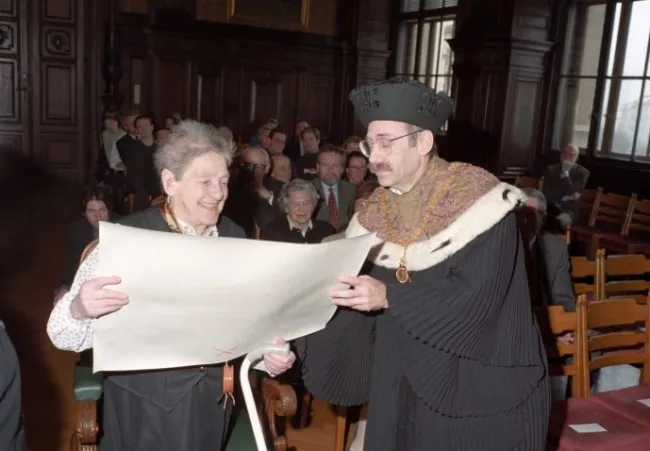Verleihung des Ehrendoktorats der Universität Wien an Marie Jahoda durch Rektor Wolfgang Greisenegger