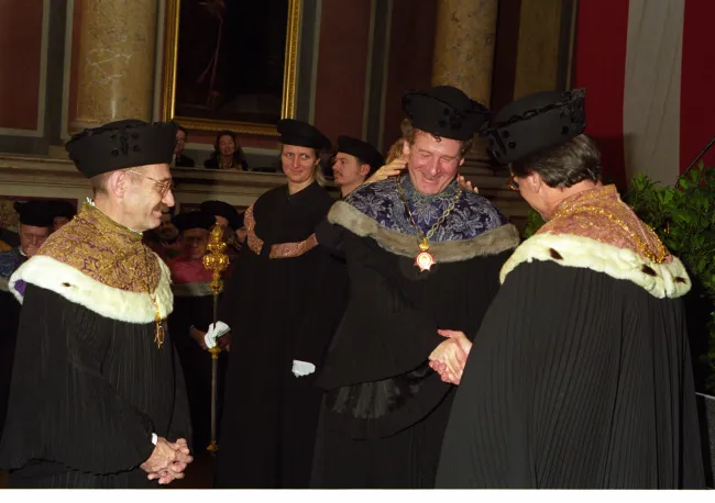 Inauguration des Rektors Georg Winckler: Altrektoren Wolfgang Greisenegger und Alfred Ebenbauer mit Rektorserinnerungszeiche…
