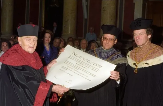 Marcel Prawy bei der Verleihung des Ehrendoktorats der Universität Wien durch Dekan Franz Römer und Rektor Ebenbauer