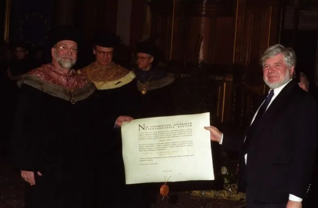 Roger Wets bei der Verleihung des Ehrendoktorats durch Dekan Günther Haring und Rektor Georg Winckler