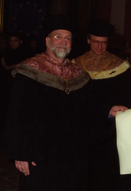 Dekan Günther Haring bei der Verleihung des Ehrendoktorats an Roger Wets (im Hintergrund Rektor Georg Winckler)