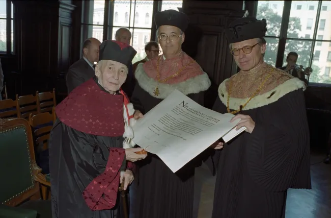Günther Beitzke bei der Verleihung des Ehrendoktorats durch Dekan Walter Rechberger und Rektor Georg Winckler