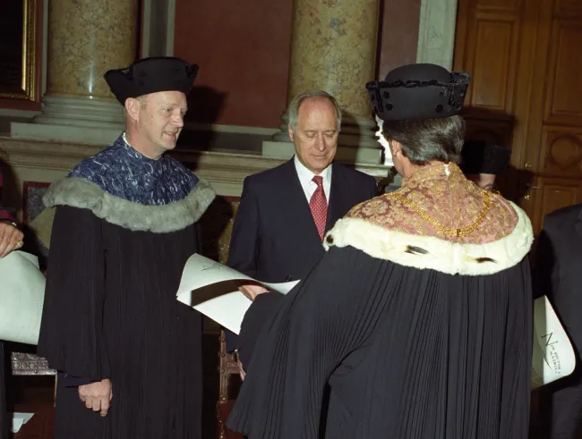 Wolf Frühauf bei der Verleihung der Ehrensenatorenwürde zwischen Vizerektor Johann Jurenitsch und Rektor Winckler