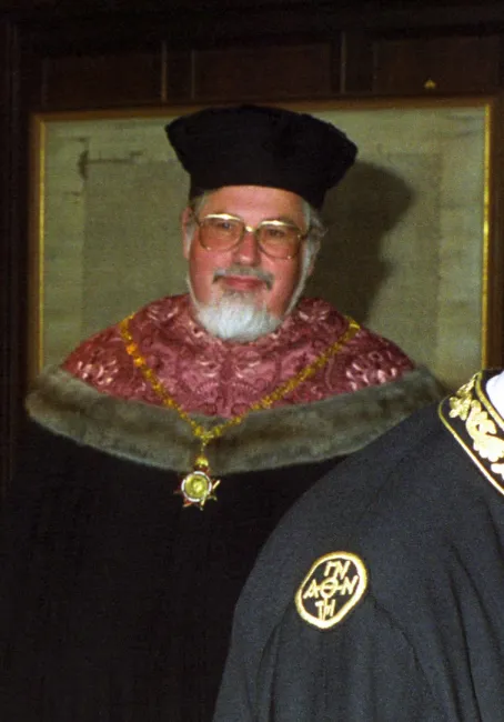 Dekan Peter E. Pieler bei der Verleihung des Ehrendoktorats an Spyros Troianos