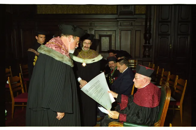 Verleihung des Ehrendoktordiploms an Reuven Yaron (1924–2014) durch Dekan Peter E. Pieler, 1999