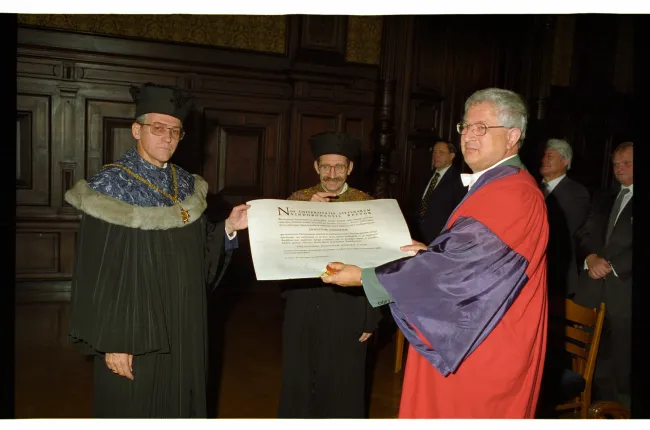 Verleihung des Ehrendoktordiploms für Sir Ernst Gombrich, entgegengenommen von seinem Sohn Richard Gombrich
