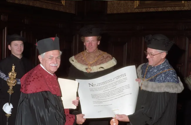 Egon Schwarz bei der Verleihung des Ehrendoktorats durch Dekan Franz Römer