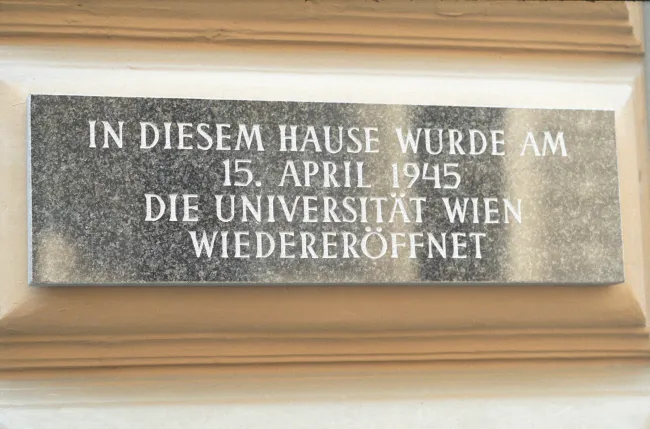 Enthüllung der Gedenktafel am Gebäude Frankgasse 1
