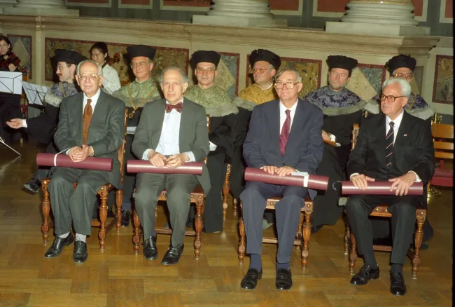 Kurt Blaukopf, Eric Kandel, Paul Åström und Herbert Grossmann bei bei der Verleihung der Ehrendoktorate bzw. der Ehrenbürger…