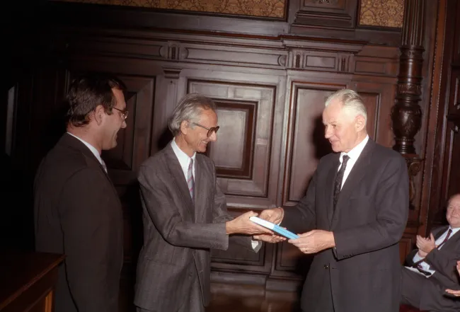 Überreichung der Festschrift „Zur Aktualität des Alten Testaments“ zum 65. Geburtstag an den Geehrten Prof. Georg Sauer