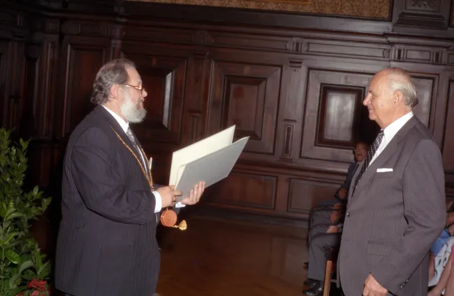 Johann Mayer bei der Ernennung zum Ehrenbürger der Universität Wien durch Rektor Wernhart