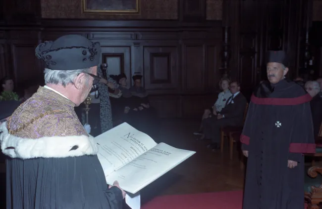 Reinhard Kaiser bei der Verleihung der Ehrenbürgerschaft der Universität Wien durch Rektor Wilhelm Holczabek