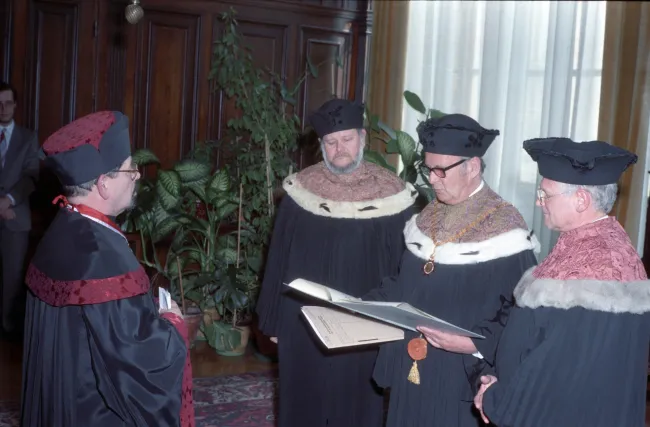 Ludwig Koller bei der Ernennung zum Ehrenbürger der Universität Wien durch Rektor Wernhart