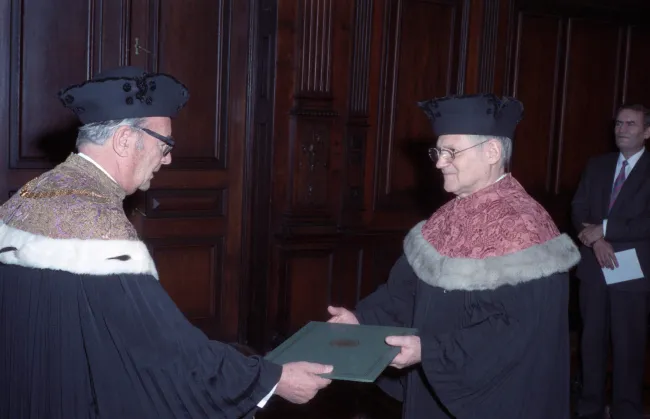 Günther Winkler bei der Ernennung zum Ehrensenator der Universität Wien durch Rektor Holczabek
