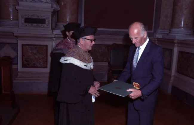 Ernst Hiesmayr bei der Ernennung zum Ehrensenator der Universität Wien durch Rektor Holczabek