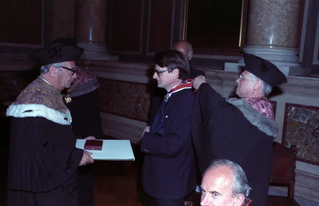 Heinrich Geuder bei der Verleihung des Ehrenzeichens der Universität Wien durch Rektor Holczabek