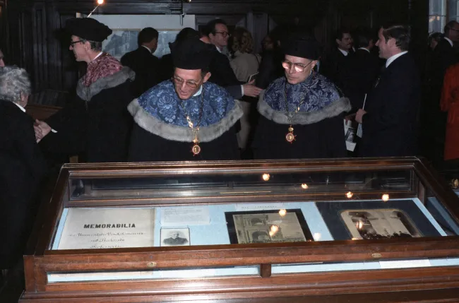 Ferdinand Stangler und Gerhard Oberhammer beim Betrachten der Ausstellung „100 Jahre Haus am Ring“
