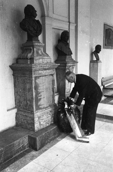 Kranzniederlegung am Denkmal Van Swietens anlässlich der Gedenkfeier zu seinem 200. Todestag in der Universität Wien