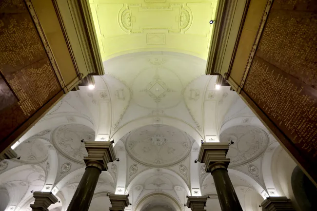 Rektorenfasten – ins licht gerückt. Künstlerische Intervention zu den Rektorentafeln der Universität Wien (Bele Marx & Gille…