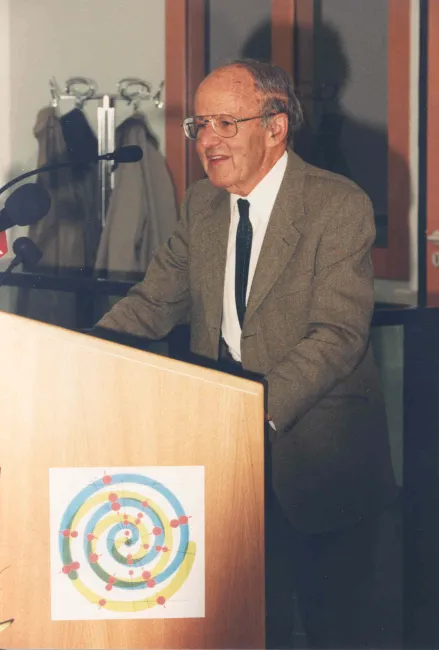 Der aus Österreich stammende Nobelpreisträger Max F. Perutz, nach dem die Max Perutz Labs Vienna benannt wurden, bei einem B…