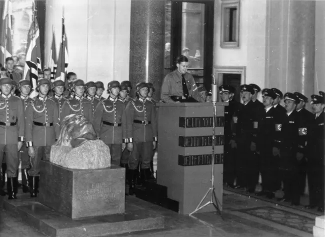„Langemarck“-Feier des NS-Studentenbundes am 11. November 1938, Studentenführer Robert Müller bei seiner Rede neben dem „Sie…