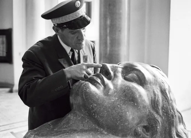 Oberpedell testet „Siegfriedskopf“ (restauriert nach Beschädigung durch Demonstrant*innen, 1969)