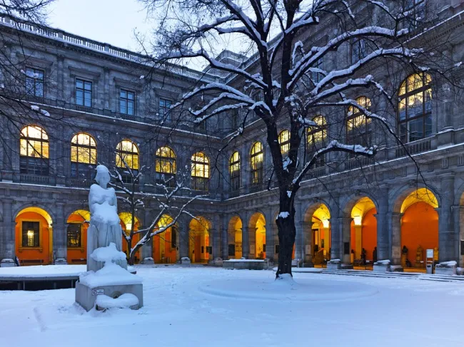 Arkadenhof der Universität Wien im Winter