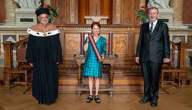 Ruth Wodak wurde am 12. März 2020 zur Ehrensenatorin ernannt, feierliche Verleihung am 21. Juni 2021