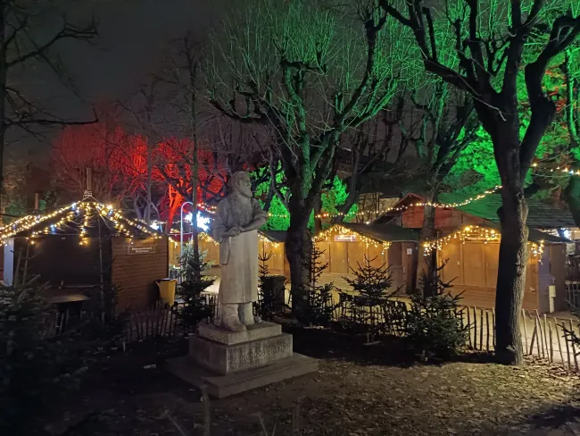 Weihnachtsdorf am Campus der Universität Wien: Denkmal für Theodor Billroth, 2022