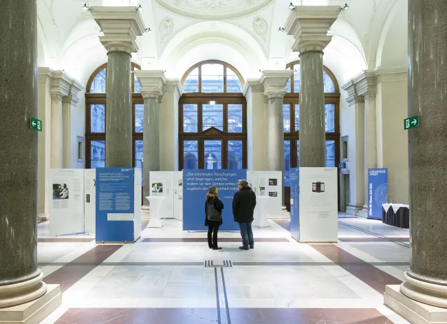 Die Ausstellung „Innovation durch Grundlagenforschung“ in der Aula des Hauptgebäudes der Universität Wien
